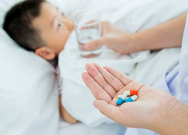 An toàn khi sử dụng thuốc kháng sinh cho trẻ bị ho