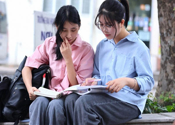 Thí sinh nên chọn trường top hay ngành hot trong mùa tuyển sinh 2026?